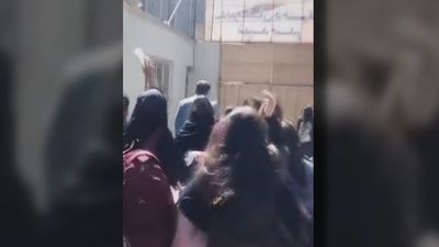 La rebelión de las niñas de un colegio contra su profesor que ya es un símbolo de las protestas en Irán