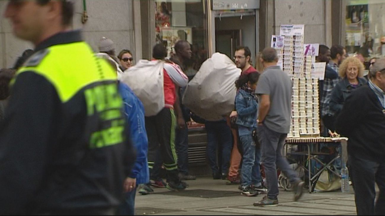 Una policía municipal, de baja tras ser arrastrada por un mantero en la Plaza de Callao