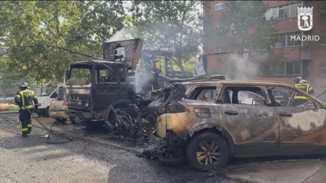 Coches calcinados en la calle Belzunegui