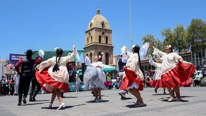 Bailarinas conmemoran el Día de la Cueca en Bolivia / AGENCIA EFE