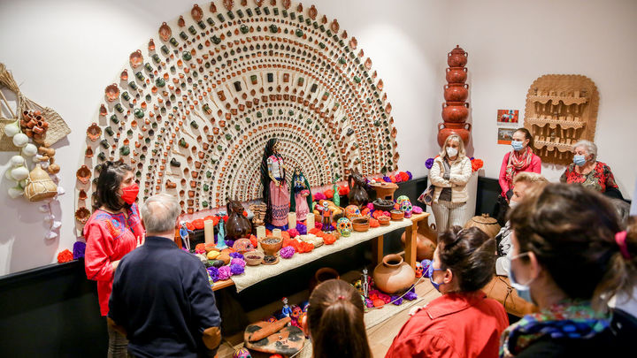 EuropaPress_4006863_varias_personas_altares_exposicion_altar_muertos_centro_cultural_casa (1) / EUROPA PRESS