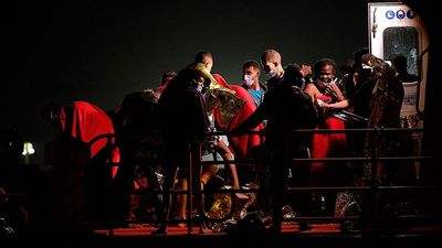 Cientos de migrantes llegan a las costas españolas