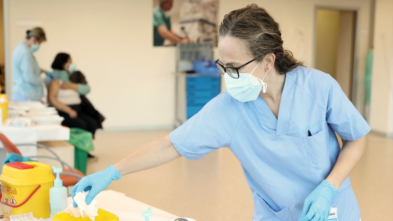 Enfermera prepara una vacuna contra el Covid-19