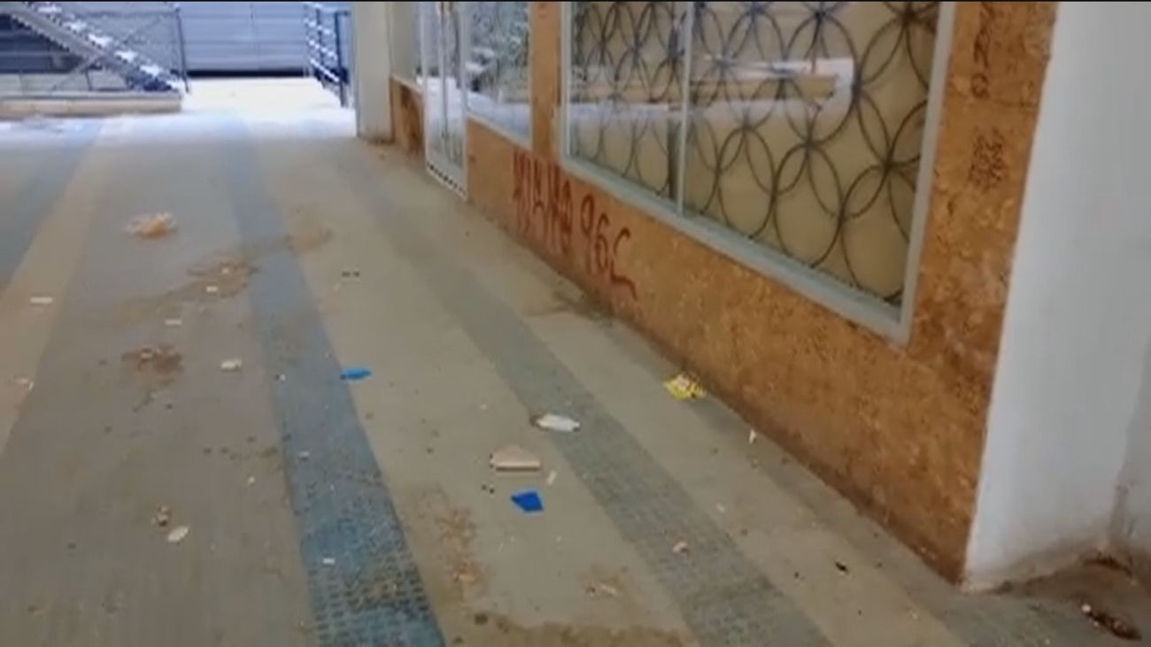 Quejas vecinales por la 'okupación' familiar de un local anexo a la biblioteca 'La Chata' de Carabanchel