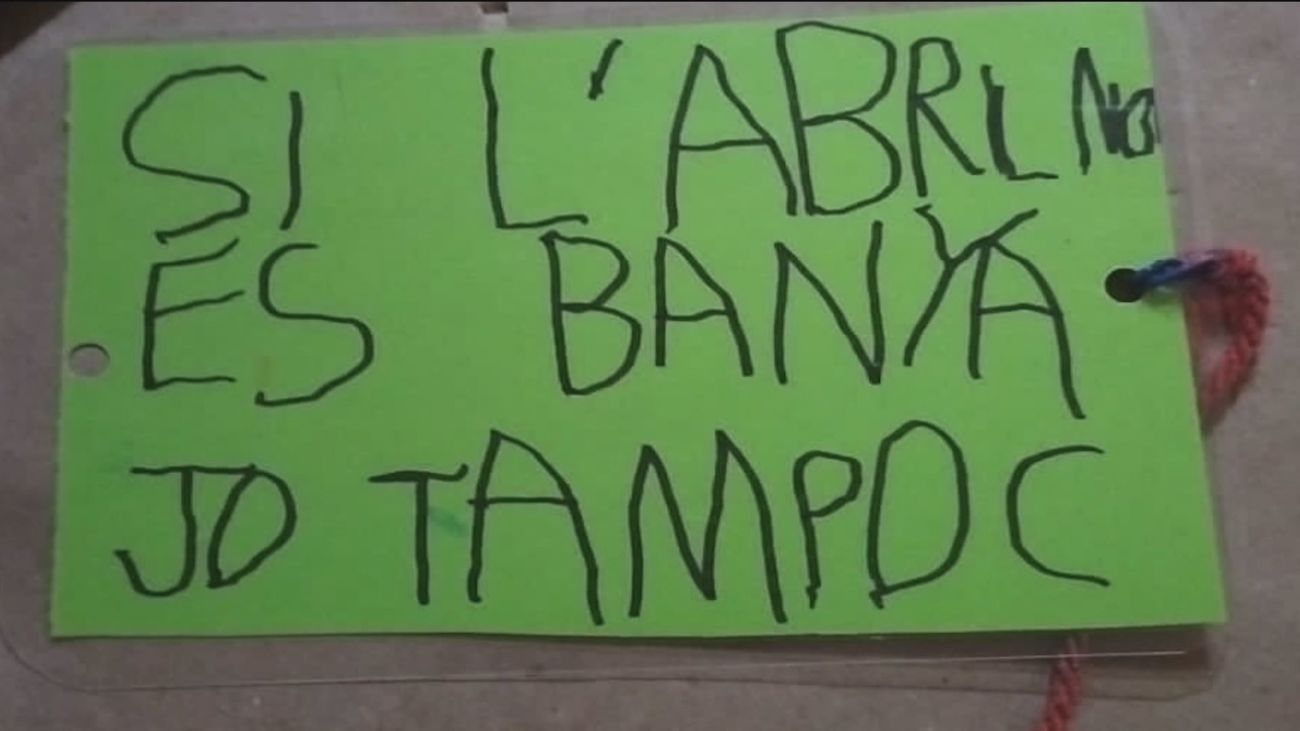 Consiguen un monitor de piscina para su compañera con austismo, "si Abril no se baña yo tampoco"