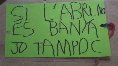 Consiguen un monitor de piscina para su compañera con austismo, "si Abril no se baña yo tampoco"