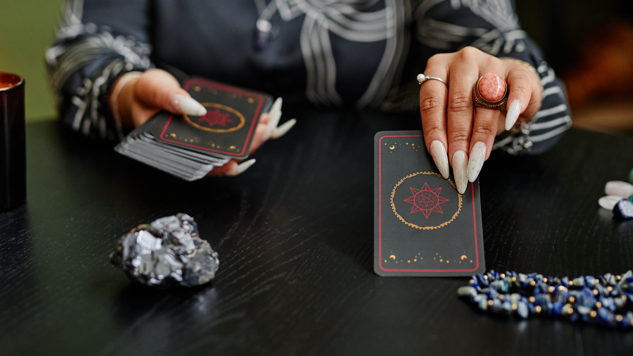 Más de 40 expositores participan en la 27ª Feria Esotérica en la estación de Chamartín