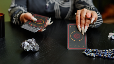 Más de 40 expositores participan en la 27ª Feria Esotérica en la estación de Chamartín