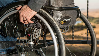 Muere una mujer que viajaba en silla de ruedas en un accidente dentro de un autobús