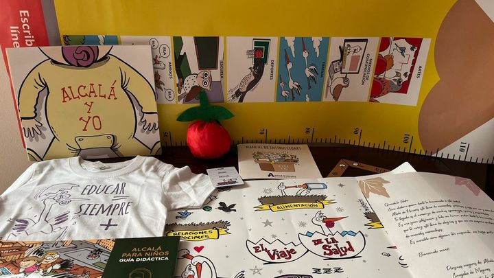 Parte del paquete de bienvenida a los nacidos en Alcalá de Henares / AYTO ALCALÁ DE HENARES