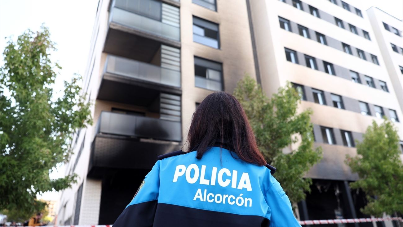 Agente observa el edificio quemado a causa de la explosión en Alcorcón