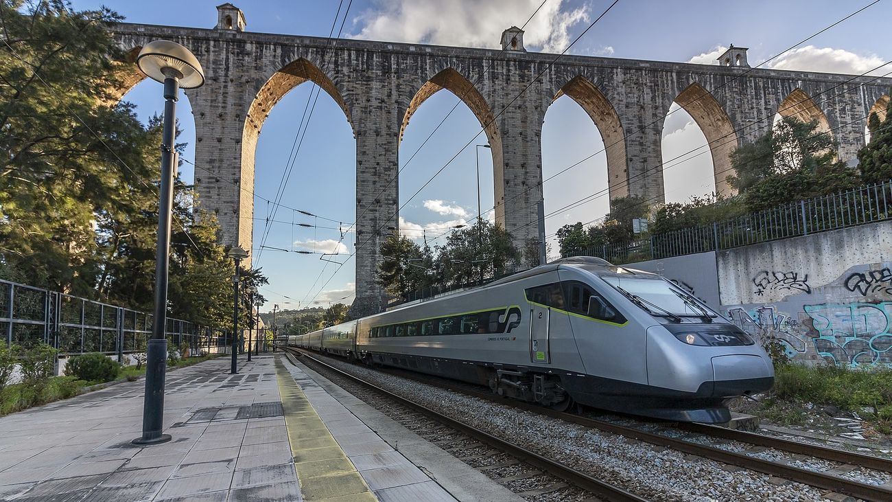 Tren AlfaPendular tipo 4000  pasando por la estación de tren Campolide, Lisboa, Portugal