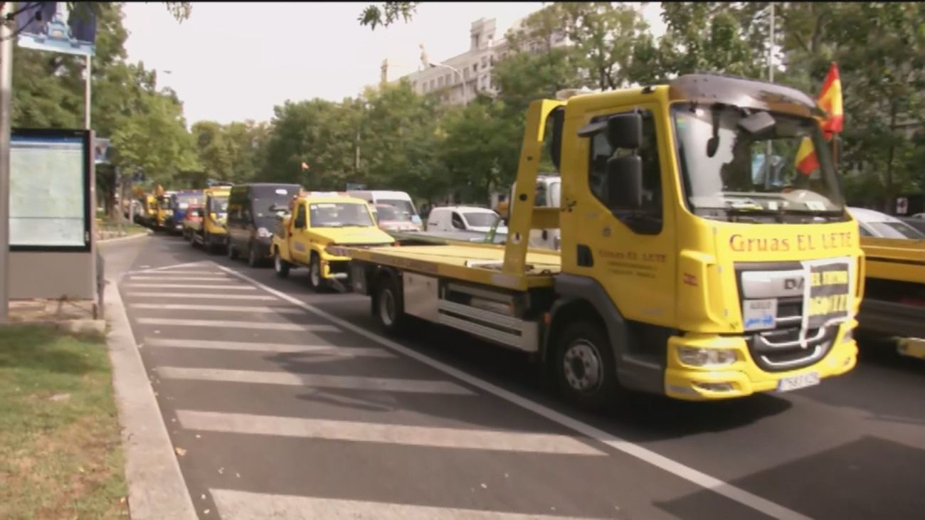 Los trabajadores de grúas en carretera consiguen frenar el borrador "que perjudicaría al sector"
