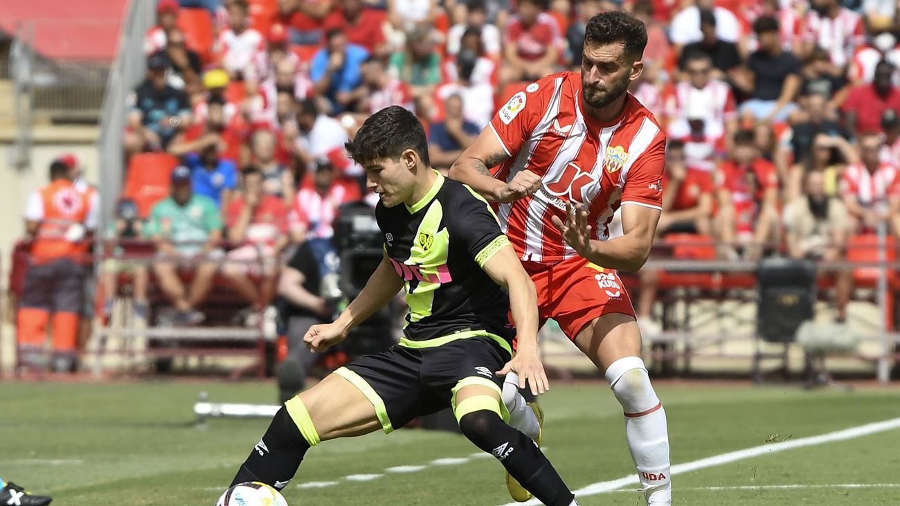 Fran García disputa un balón con el jugador de la UD Almería Leo Baptistao