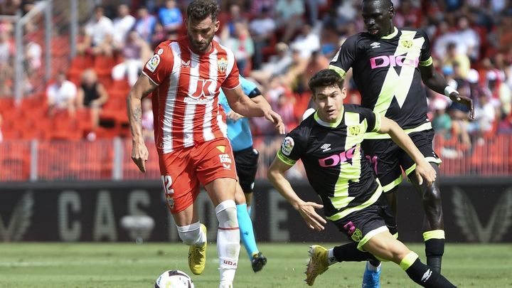 El jugador del Rayo Vallecano Fran García (d) disputa un balón con el jugador de la UD Almería Leo Baptistao / EFE