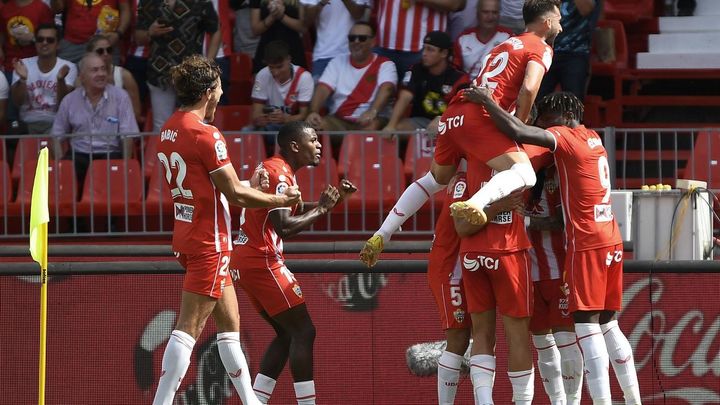Jugadores del UD Almería celebran un gol durante el partido disputado entre el UD Almería y el Rayo Vallecano / EFE