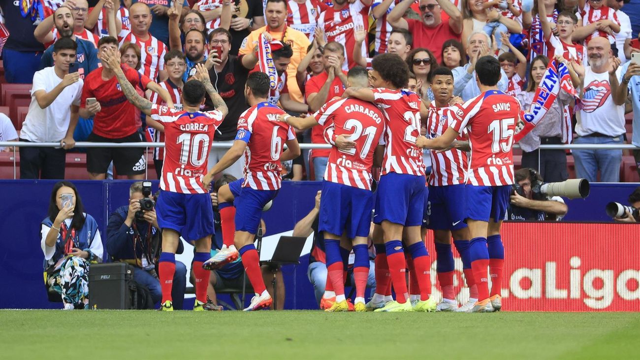 Correa y varios jugadores rojiblancos celebran su primer gol frente al Girona