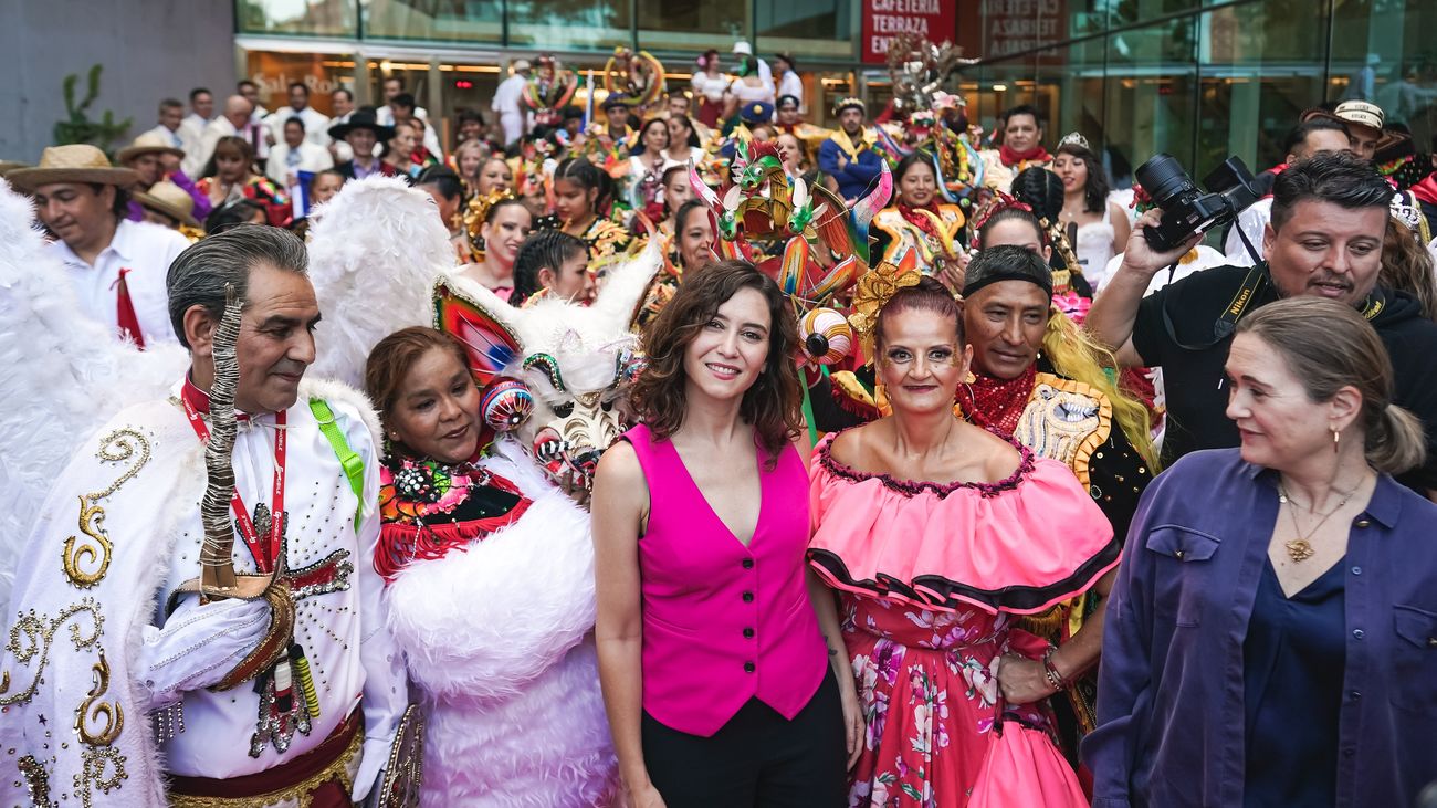 Ayuso reivindica los valores de Hispanidad 2022 en la cabalgata multicultural