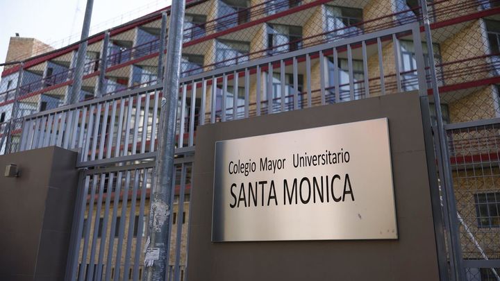 Fachada del Colegio Mayor femenino Santa Mónica de Madrid.
