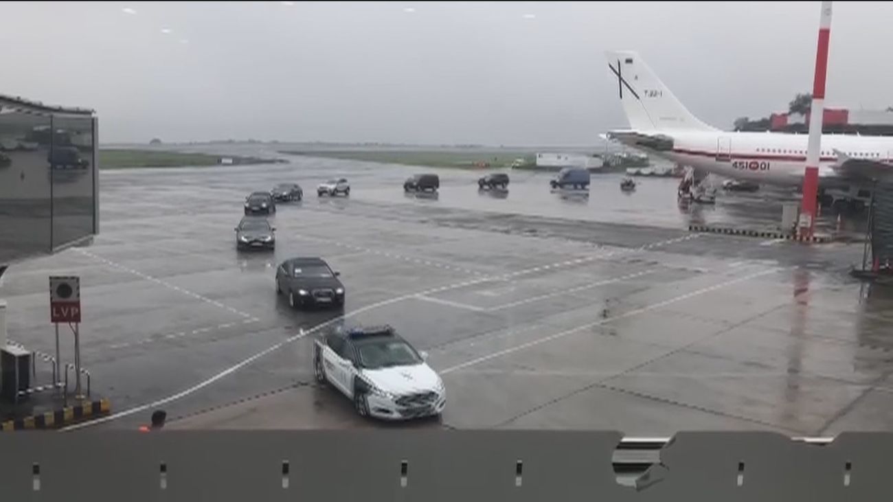 La larga comitiva de Sánchez en el aeropuerto de La Coruña