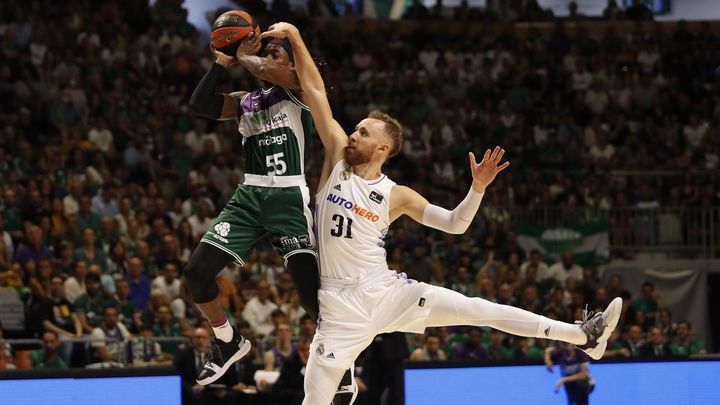 Musa trata de bloquear el tiro de Perry / EFE