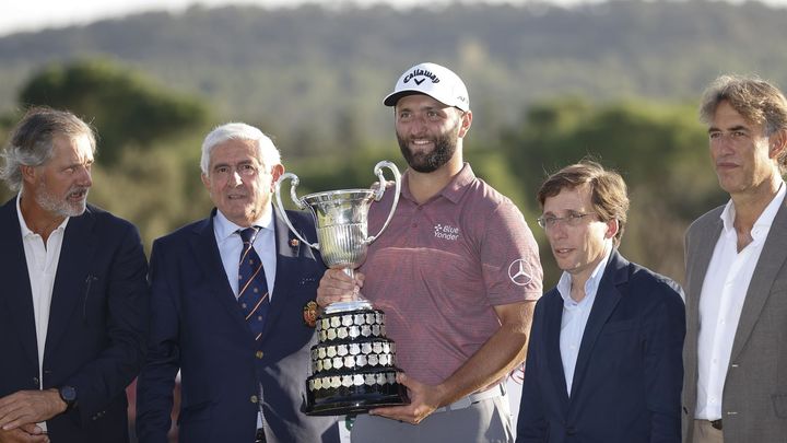 Jon Rahm recoge el trofeo como campeón del Open de España / EFE
