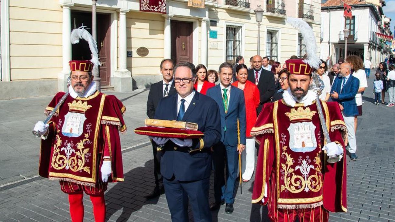 Alcalá celebra el 475 aniversario del nacimiento de Cervantes con la exhibición de su partida de bautismo