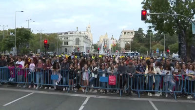 Imágenes del ambientazo que se vive en la Puerta de Alcalá al inicio del concierto de Camilo