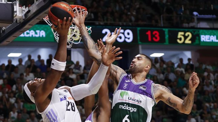 Yabusele y Lima pugnan por el balón cerca del aro / EFE