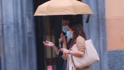 Los paraguas hacen acto de presencia en Madrid en un lunes con temperaturas más frescas