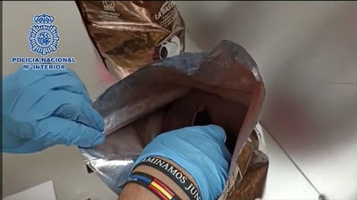 Dos detenidos en Barajas por intentar introducir cocaína mezclada con café