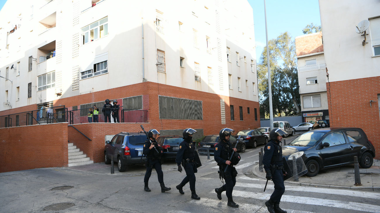 Varios agentes de la Policía Nacional durante un operativo policial en barrio de El Príncipe de Ceuta