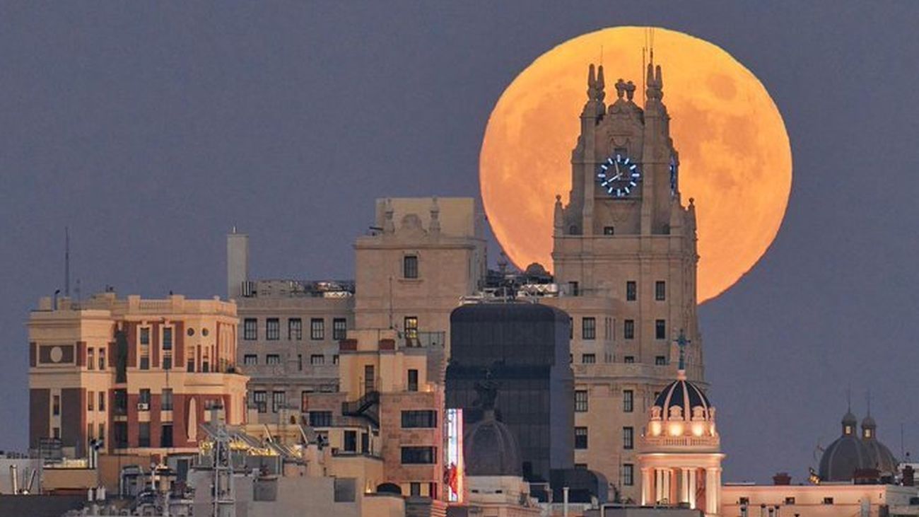 La 'Luna del cazador' sobre Madrid