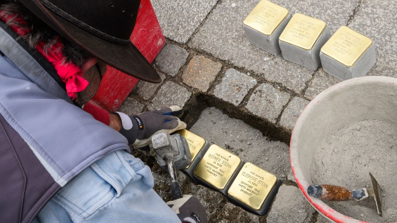 Ocho placas Stolpersteine, en homenaje a vecinos deportados a campos nazis