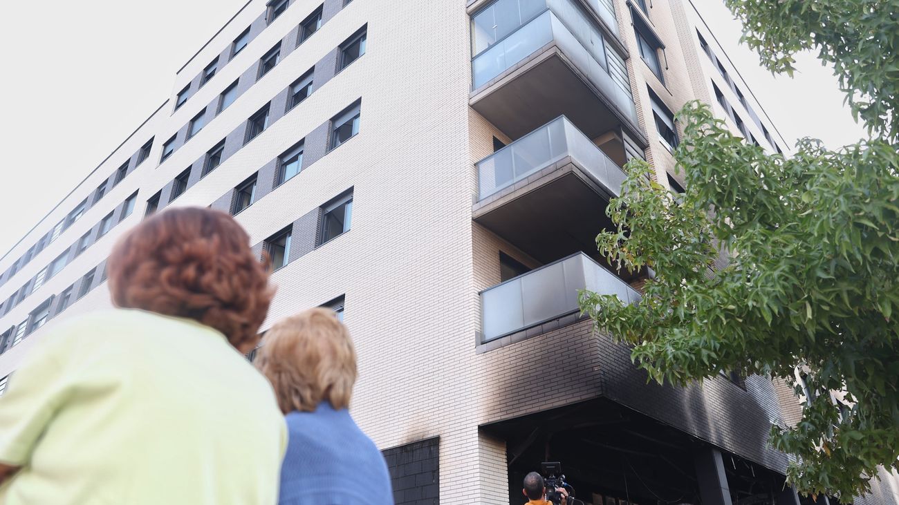 Conmoción en Alcorcón tras la muerte del bebé intoxicado en el incendio en el que también murió su hermano