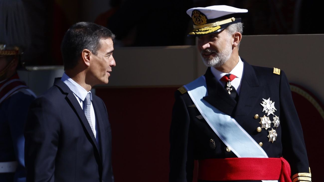 Sánchez justifica su retraso al llegar al desfile: "He salido cuando me han dicho"