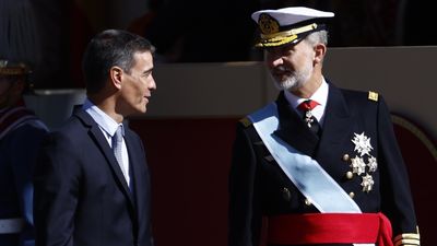 Sánchez justifica su retraso al llegar al desfile: "He salido cuando me han dicho"