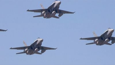 Espectacular desfile aéreo sobre el cielo de Madrid, cerrado por la Patrulla Águila