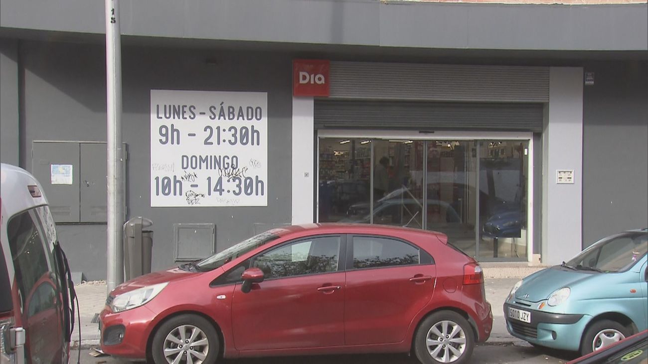 Empleados de un supermercado de Vicálvaro reducen a un atracador armado con una pistola