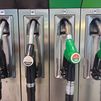 El precio de los carburantes prosigue su escalada y se encarece hasta un 5%, asomando el diésel a los 2 euros