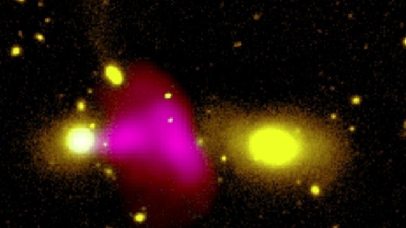 Imagen del agujero negro dentro de la galaxia RAD12 arrojando una gran burbuja de radio unipolar sobre su galaxia compañera en fusión.