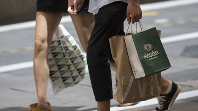 Los españoles recortan las compras por la inflación, sobre todo en smartphones, viajes y gaming