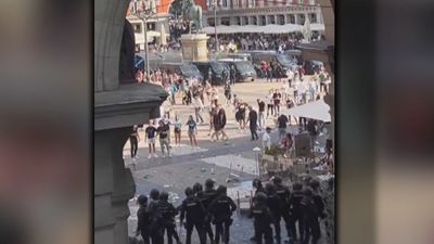 Batalla campal en la Plaza Mayor: Los hinchas del Brujas se enfrentan a los antidisturbios