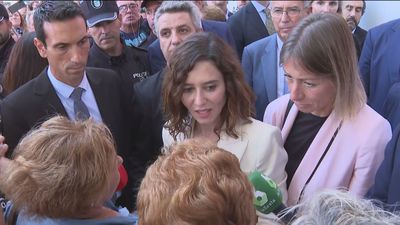 Ayuso visita y da la cara en la zona afectada por las obras de la línea 7B de metro