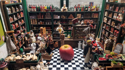 Una exposición muestra en Madrid los comercios y oficios del siglo XX en miniatura