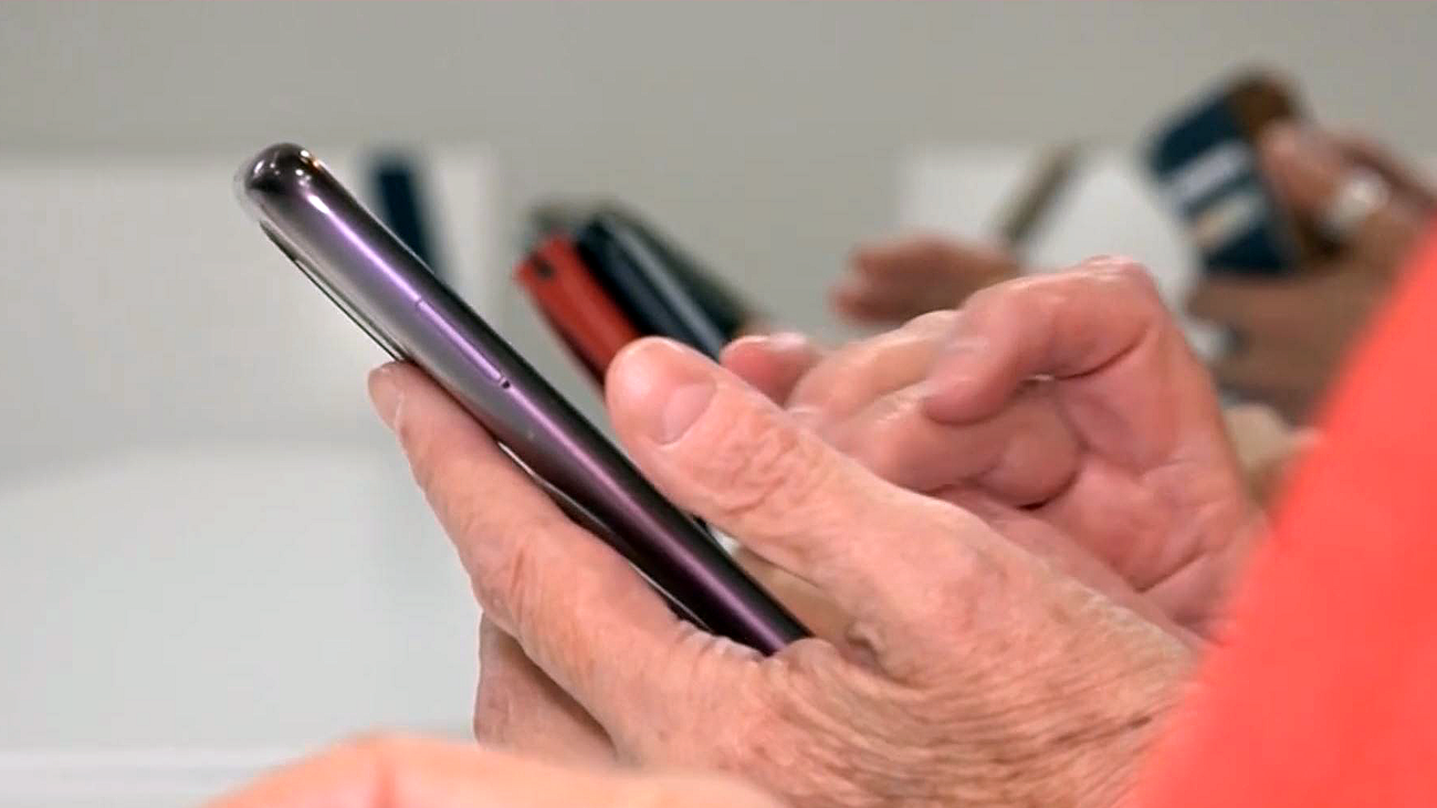 Nos colamos en un taller de WhatsApp para mayores en Meco