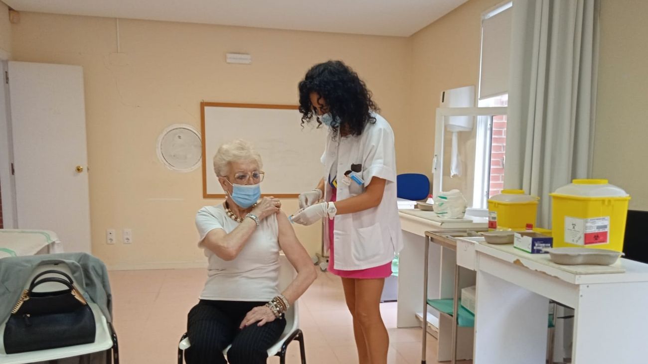 Mujer recibiendo una vacuna