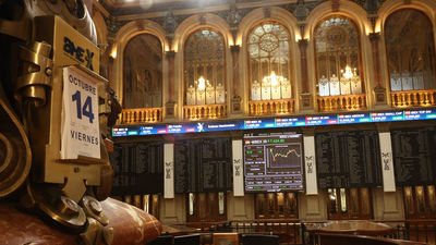 El Ibex 35 cede un 0,7% en la semana, a pesar del avance del 0,4% en la sesión de este viernes