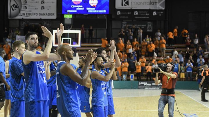 El Fuenlabrada aplaude a su afición tras obtener la primera victoria del curso / EFE