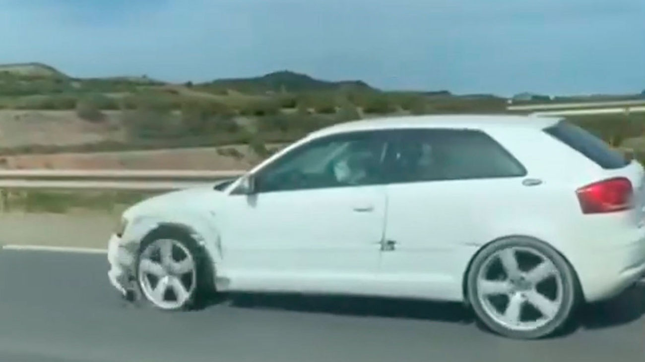 Drogado, sin un neumático y los airbags activados, así cazan circulando a un conductor